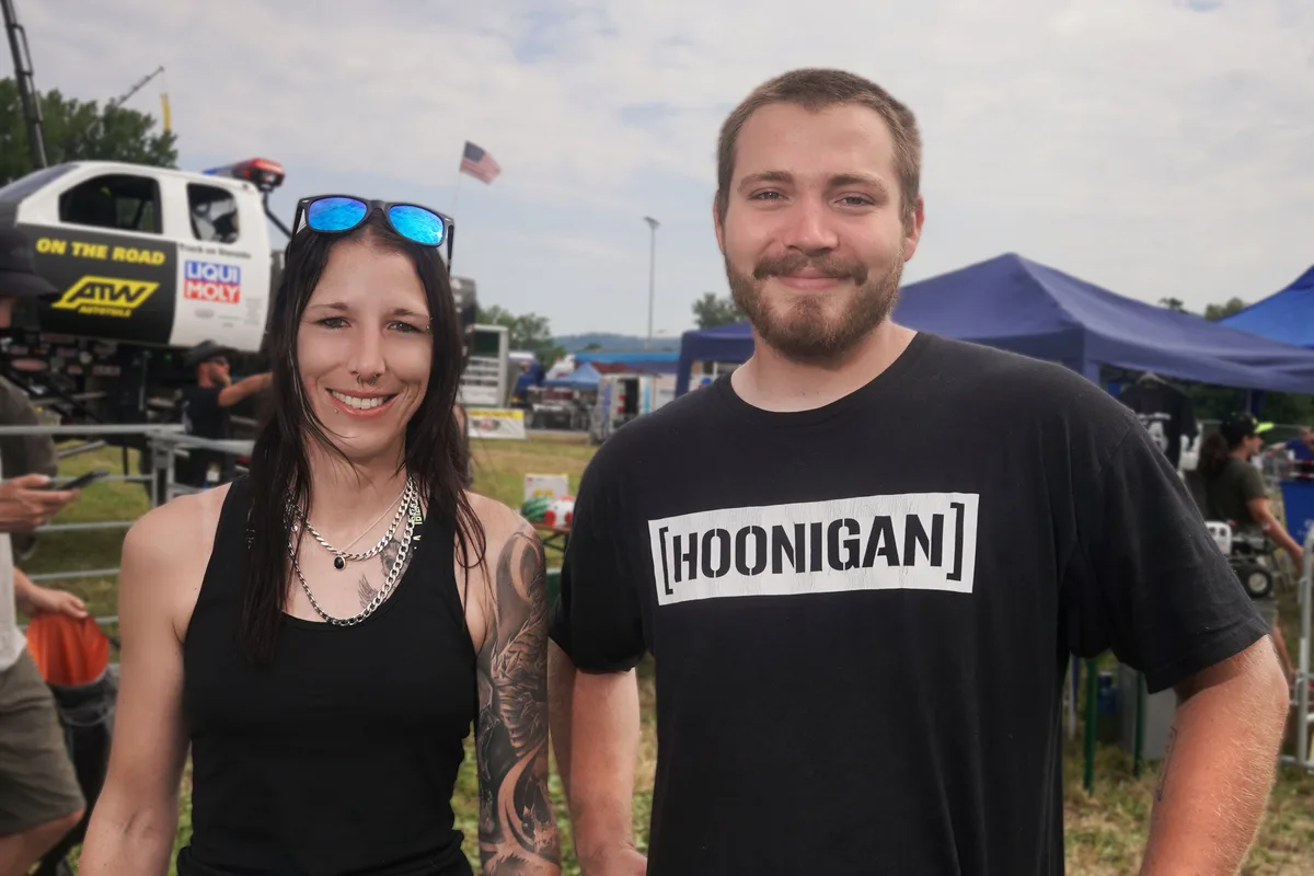 Zwei Besucher vor dem Monstertruck.